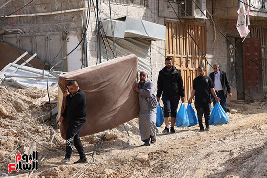 سكان مخيم نور شمس للاجئين يخلون منازلهم سكان مخيم نور شمس للاجئين يخلون منازلهم