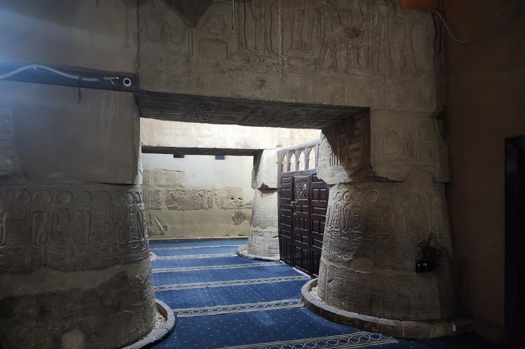 أعمدة المعبد التاريخية فى قلب مسجد أبوالحجاج