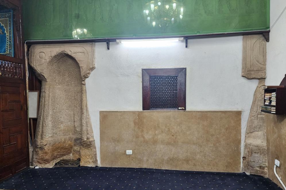 جدران المسجد مبنية على المعبد والكنيسة البطلمية