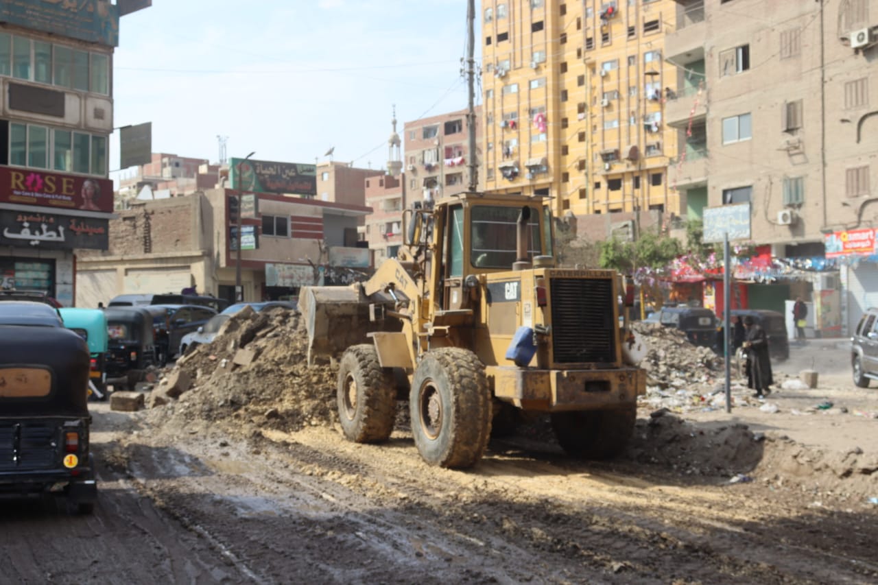 خلال متابعة أعمال الرصف