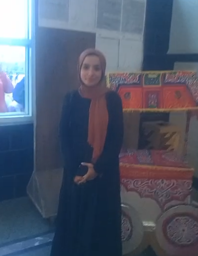 طالبة تصمم عربة الفول