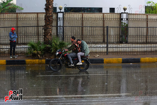 مواطنون تحت الأمطار مواطنون تحت الأمطار