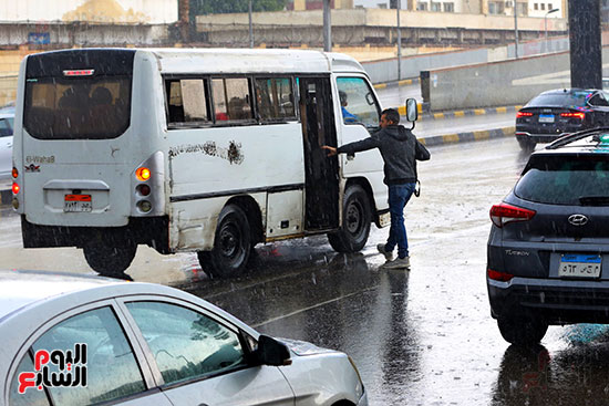 مواطن يقود ميكروباص تحت المطر مواطن يقود ميكروباص تحت المطر