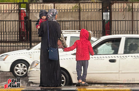 طفل يصطحب أمه لعبور الطريق طفل يصطحب أمه لعبور الطريق