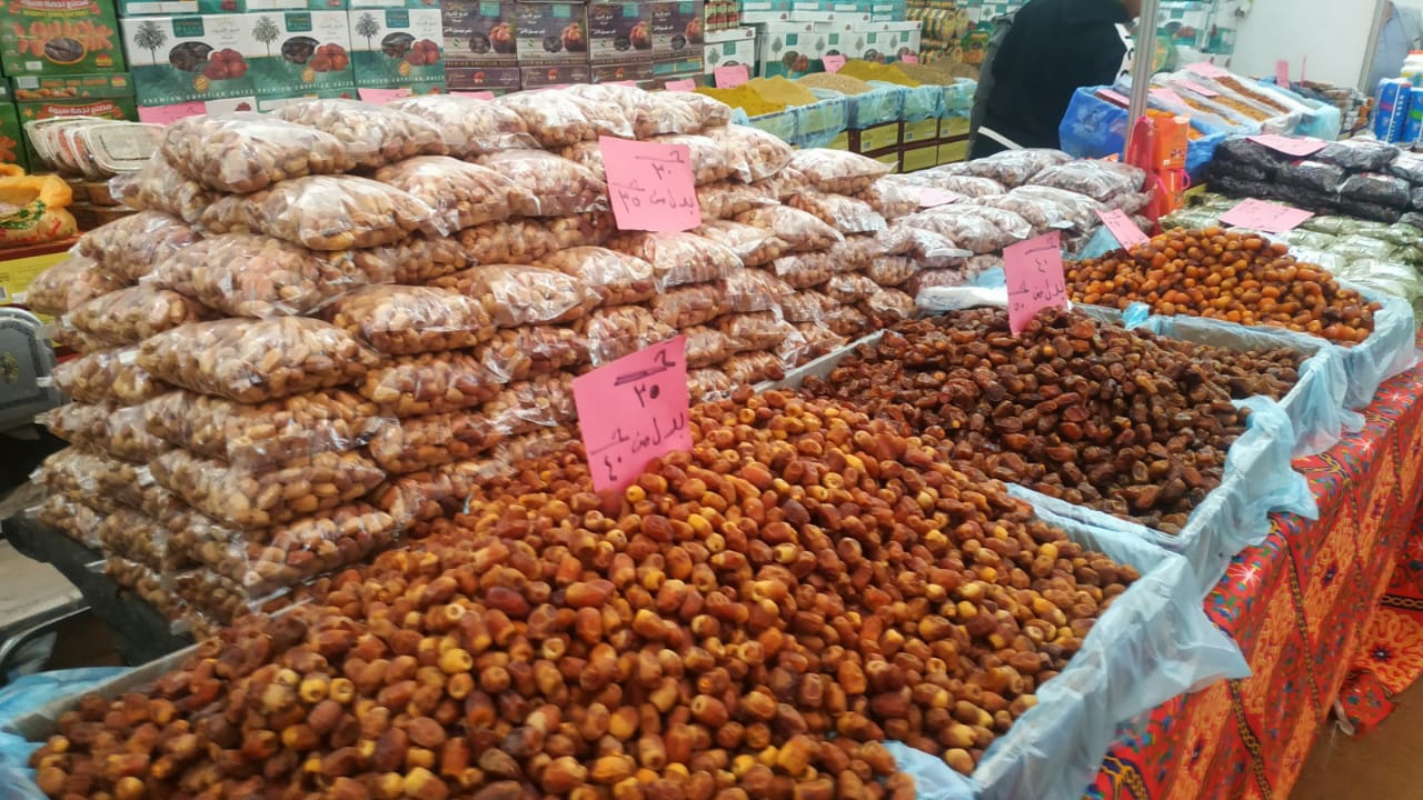 البلح السيوي يزين محلات مطروح (2)