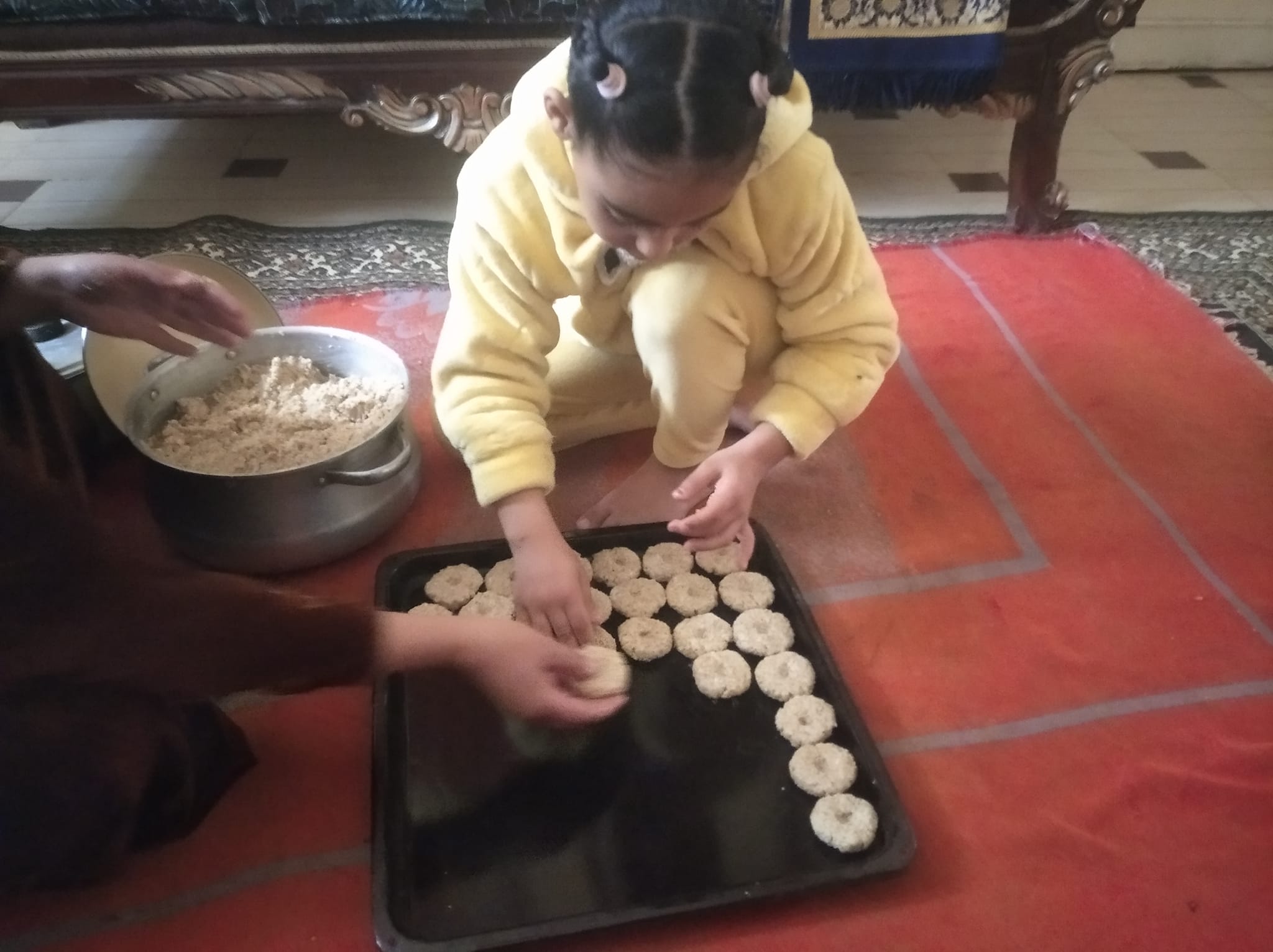 طفلة أثناء عمل الكشك