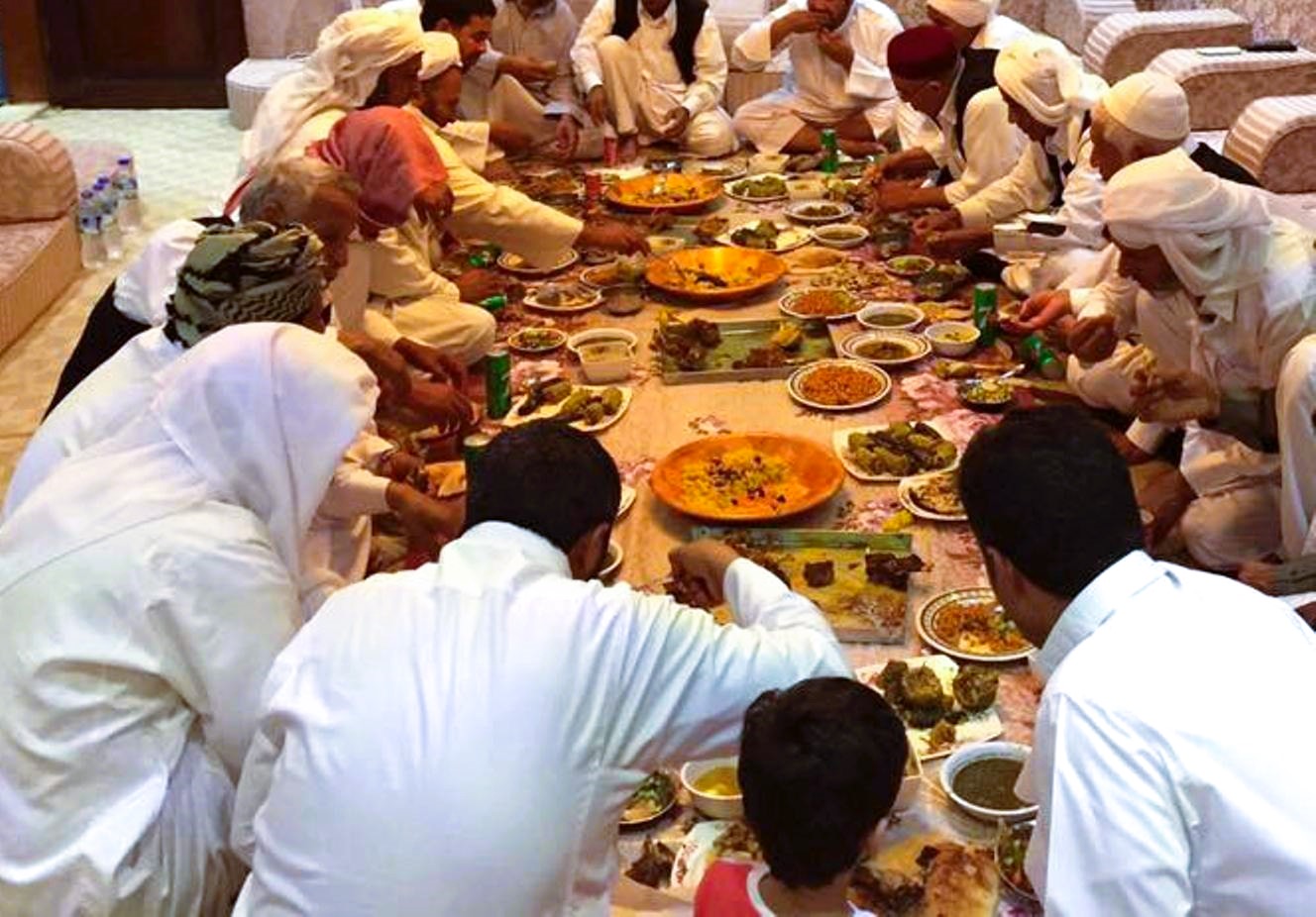 مجموعة من البدو يتناولون الطعام مجموعة من البدو يتناولون الطعام