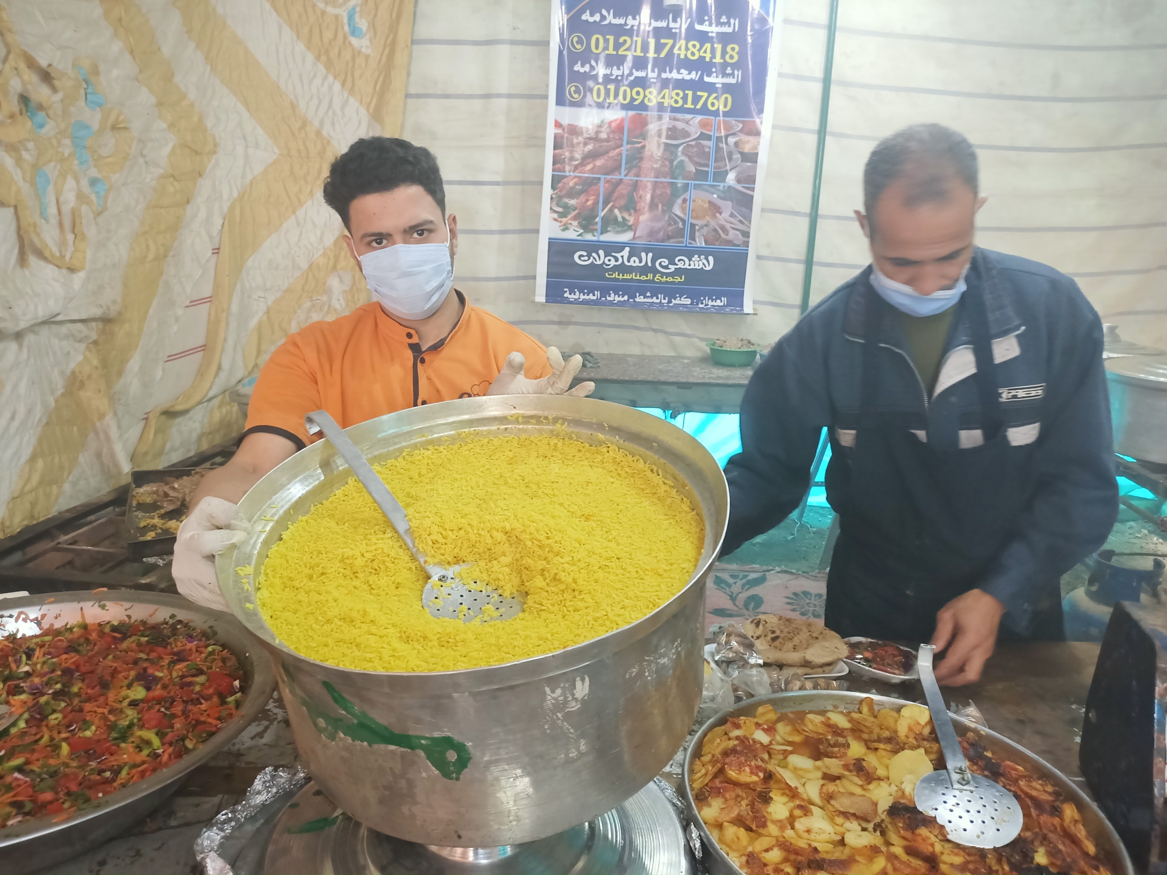 الشيف ونجله بجوار الاكل الشيف ونجله بجوار الاكل