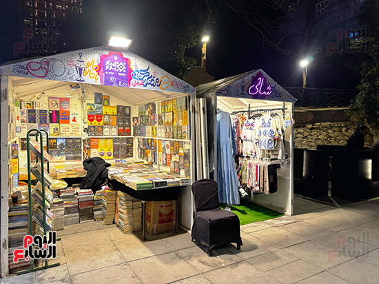 أكشاك الكتب داخل الممشى