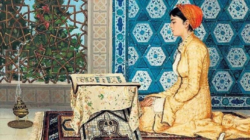 فتاة تقرا القران
