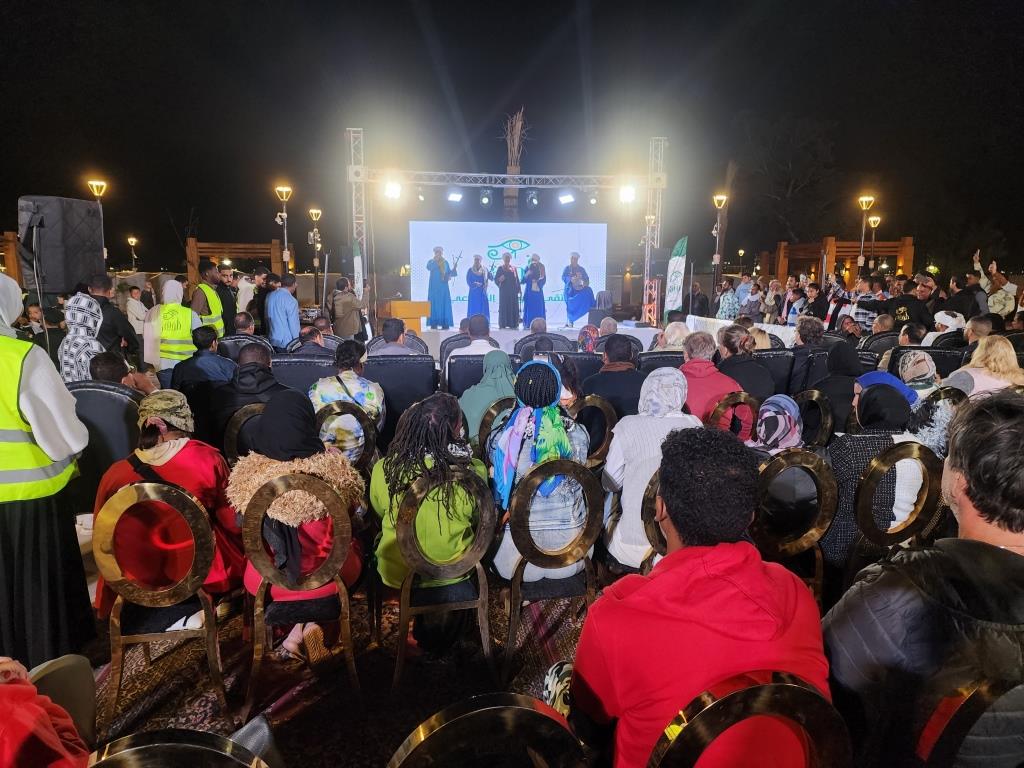 عروض فنون شعبية مبهجة على كورنيش البر الغربى بالأقصر عروض فنون شعبية مبهجة على كورنيش البر الغربى بالأقصر