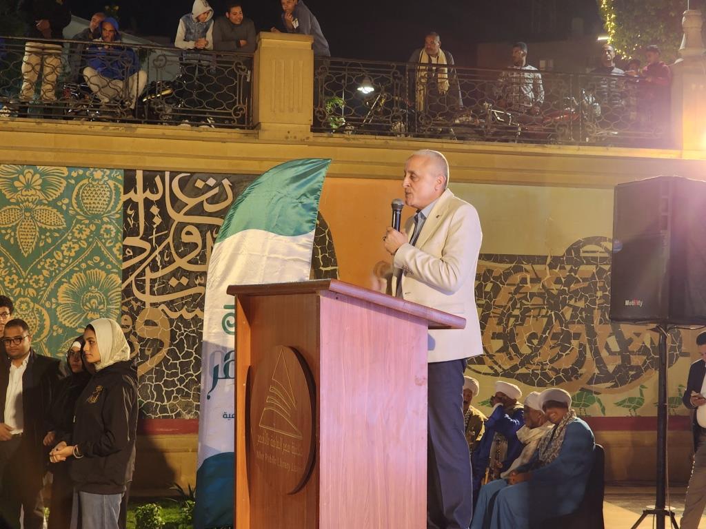 محافظ الأقصر خلال تقديمه الدعم لأفكار شباب ظواهر محافظ الأقصر خلال تقديمه الدعم لأفكار شباب ظواهر