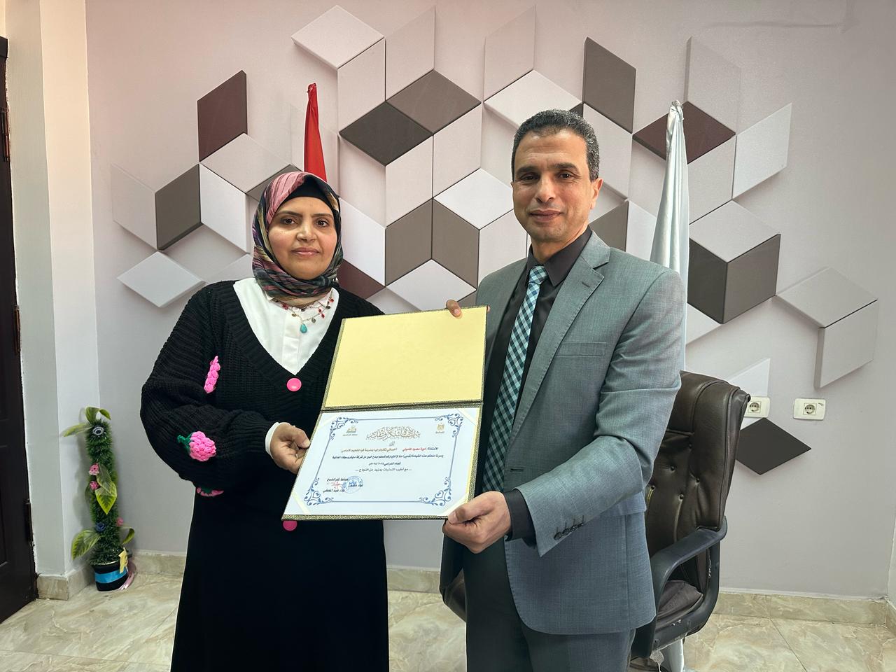 وكيل تعليم كفر الشيخ يكرم معلمة متميزة