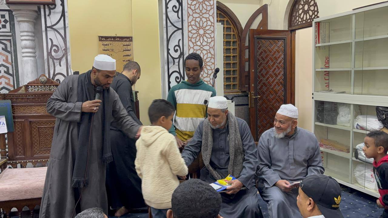 تسليم شهادات وجوائز على الفائزين تسليم شهادات وجوائز على الفائزين