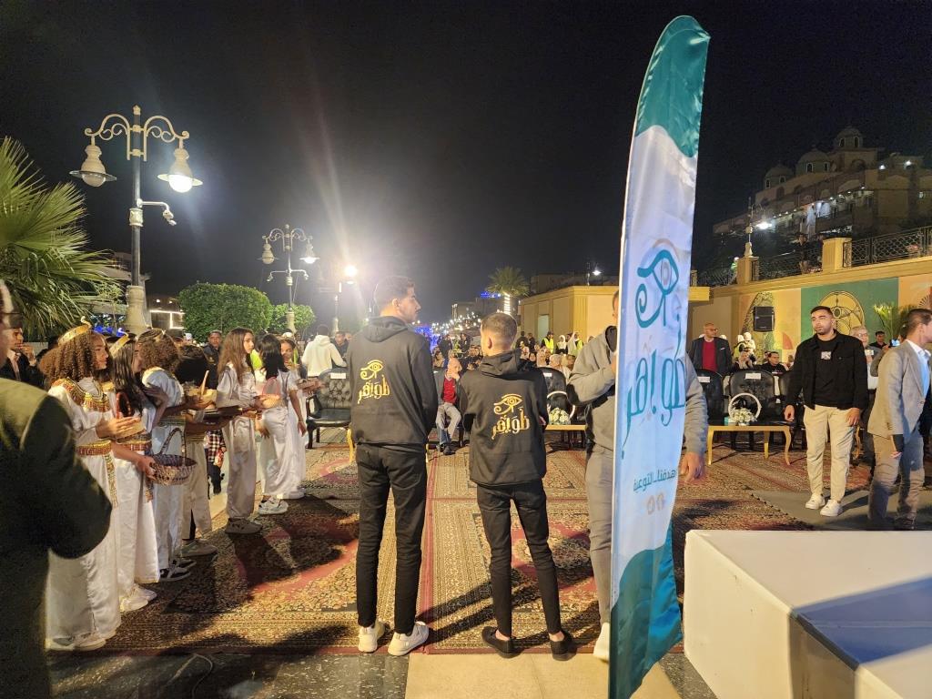 شباب ظواهر يبدعون فى تقديم المواهب للجمهور على الكورنيش شباب ظواهر يبدعون فى تقديم المواهب للجمهور على الكورنيش