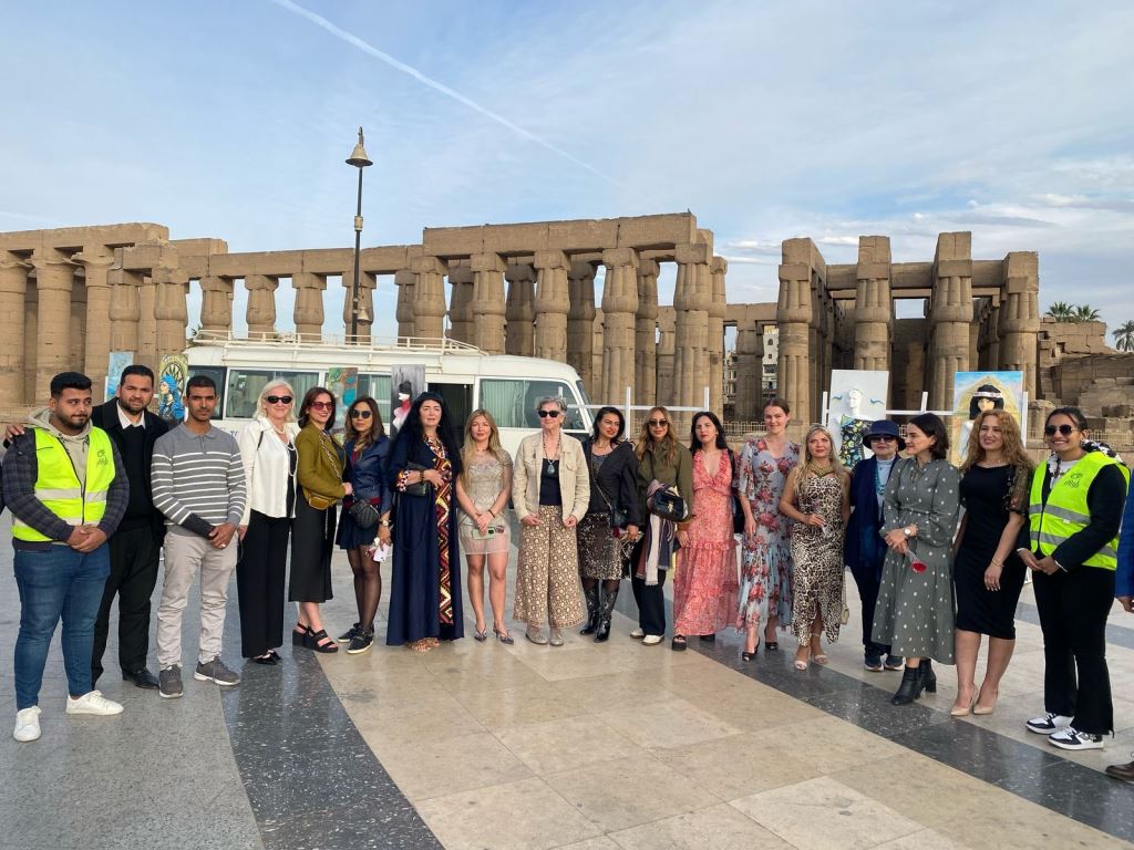 دعم السائحين على كورنيش النيل بمعرض فنى للوحاتهم بالأقصر دعم السائحين على كورنيش النيل بمعرض فنى للوحاتهم بالأقصر