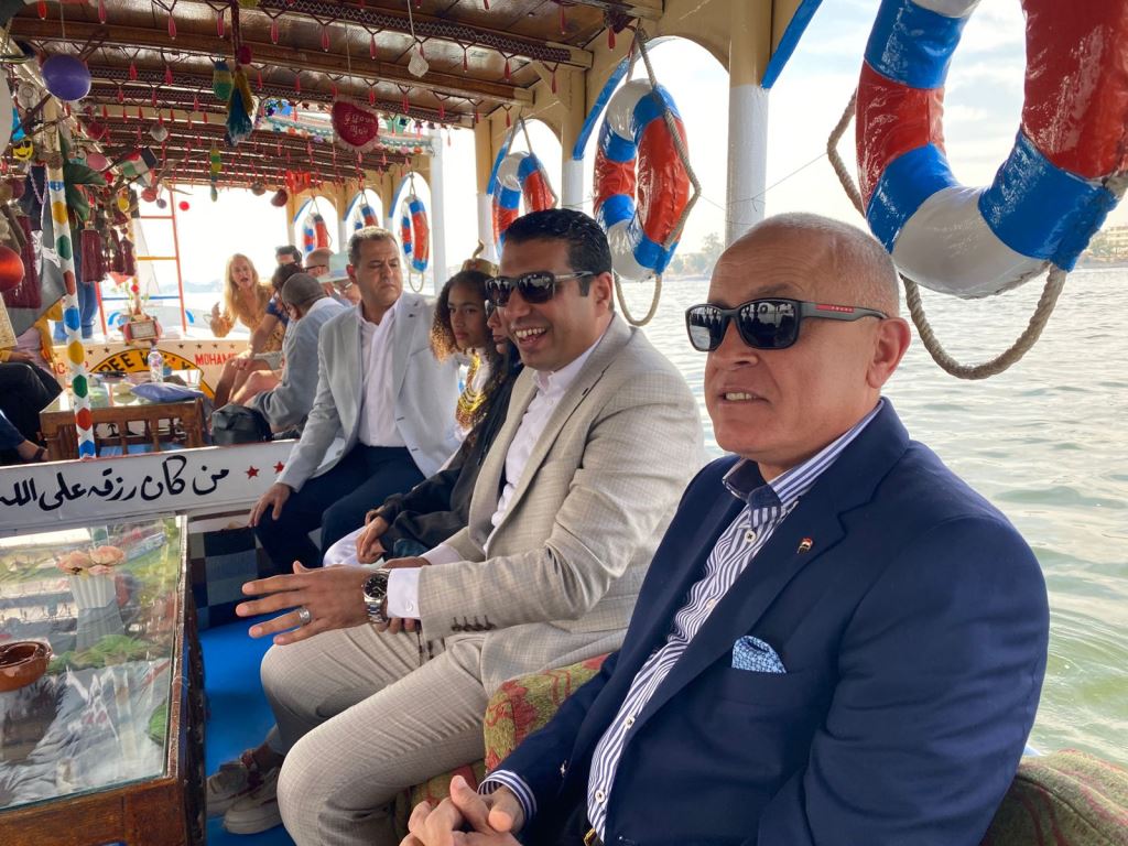محافظ الأقصر ونائبه يشاركون في جولة نيلية مع السائحين برعاية مبادرة ظواهر محافظ الأقصر ونائبه يشاركون في جولة نيلية مع السائحين برعاية مبادرة ظواهر