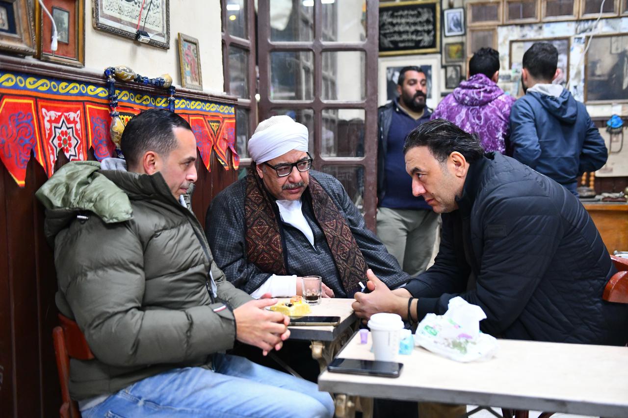 عماد ربيع يزور موقع تصوير مسلسل قهوة المحطة