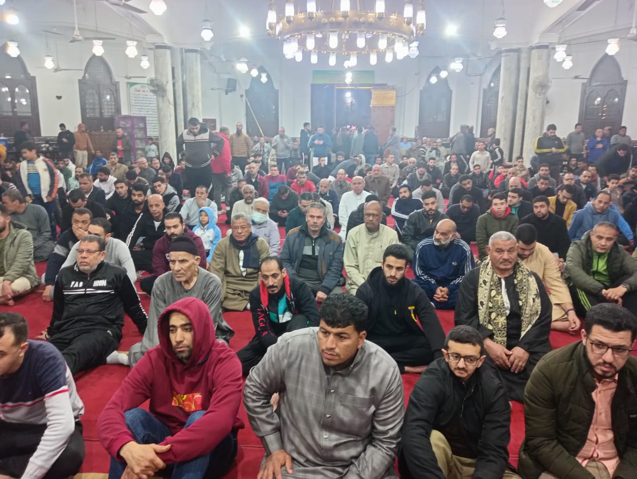 المصلون يستمعون للخاطرة المصلون يستمعون للخاطرة