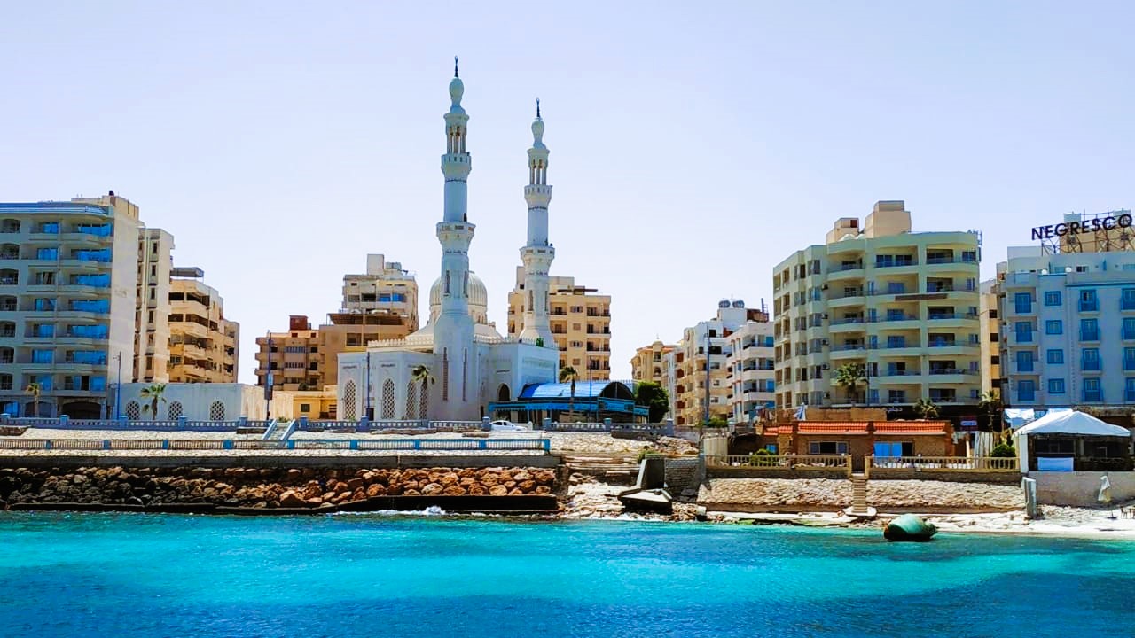اطلالة مسجد العوام على البحر في مطروح اطلالة مسجد العوام على البحر في مطروح
