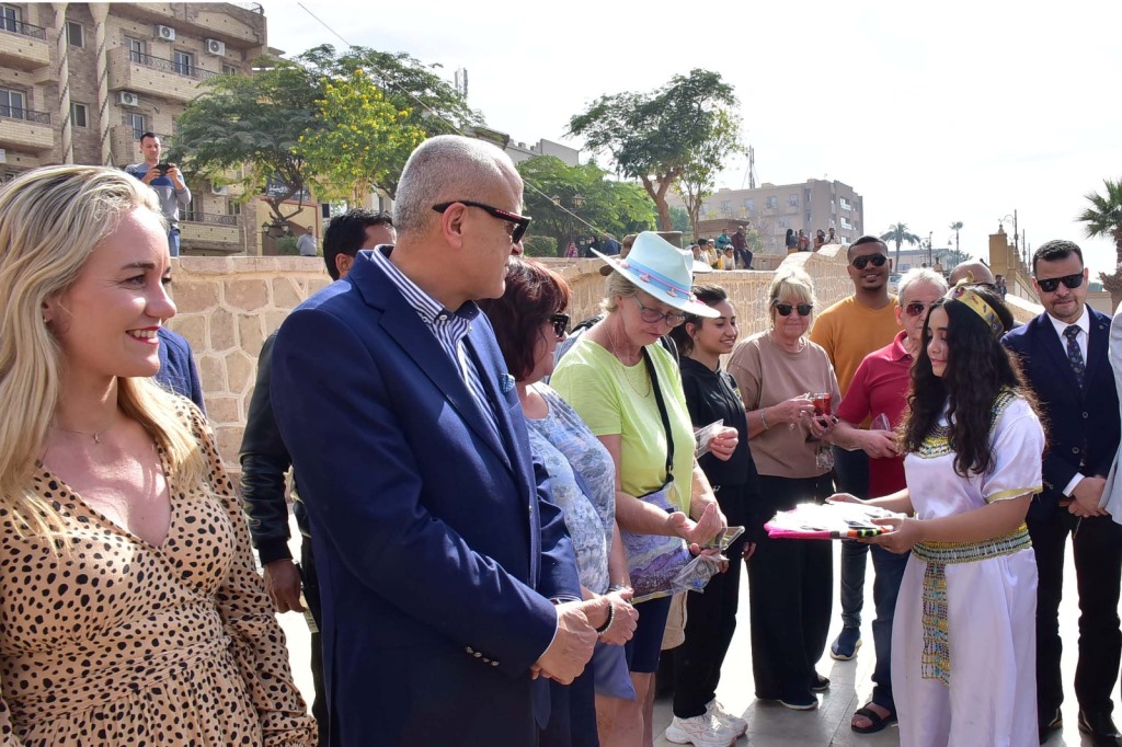 لقاء المحافظ مع السياح ضمن مبادرة ظواهر لقاء المحافظ مع السياح ضمن مبادرة ظواهر