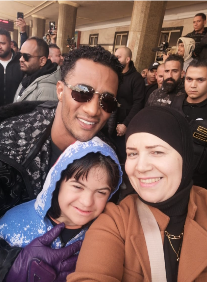 محمد رمضان مع الطفل محمد رمضان مع الطفل