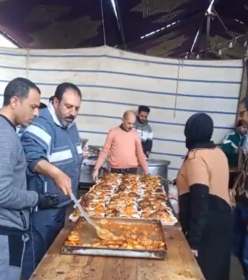 جانب من اعداد المائدة جانب من اعداد المائدة