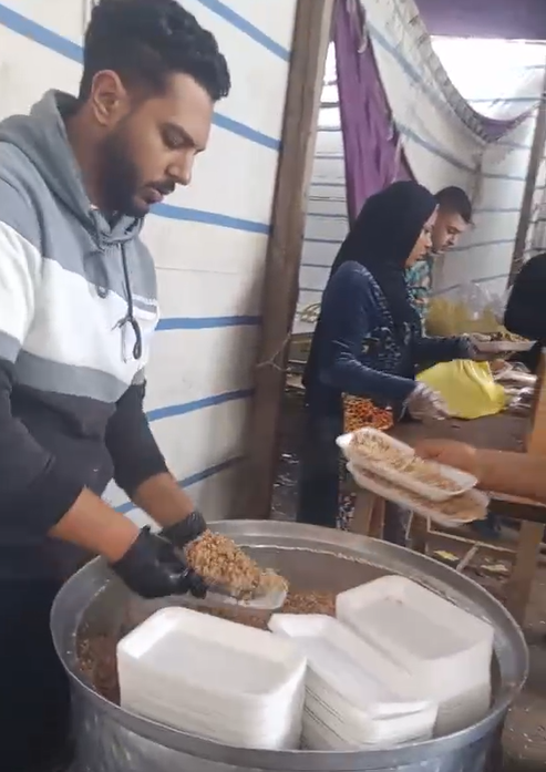 مشاركة الشباب والفتيات في إعداد المائدة مشاركة الشباب والفتيات في إعداد المائدة