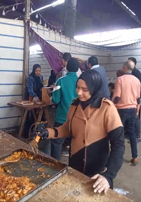 مشاركة الفتيات في إعداد الوجبات مشاركة الفتيات في إعداد الوجبات