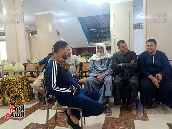 عماد-يتحدث-مع-جيرانه عماد-يتحدث-مع-جيرانه