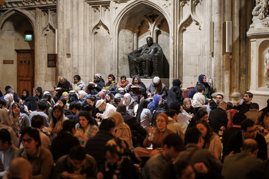 إفطار مفتوح في قاعة لندن جيلدهول خلال شهر رمضان (7)