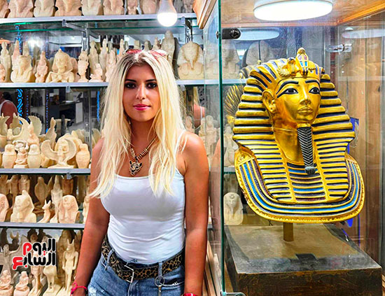 بهجة-أجنبية-خلال-شراء-الهدايا-التذكارية-من-ورش-غرب-الأقصر