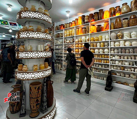 توافد-السياح-على-شراء-الهدايا-التذكارية-من-غرب-الأقصر