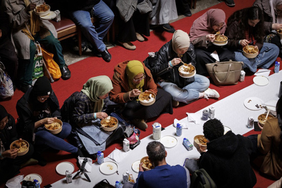 إفطار مفتوح في قاعة لندن جيلدهول خلال شهر رمضان (9)