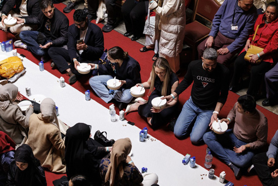 إفطار مفتوح في قاعة لندن جيلدهول خلال شهر رمضان (1)