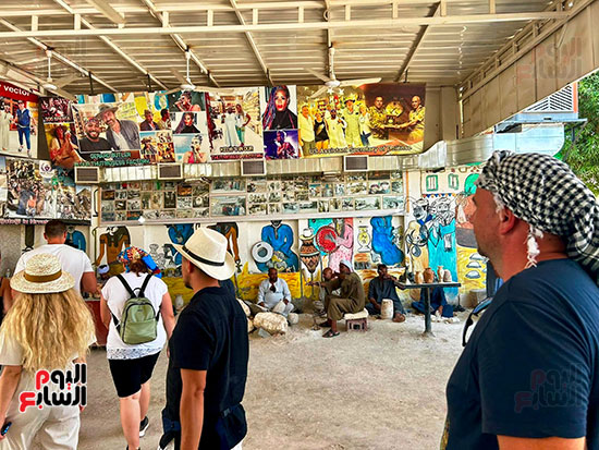 التوافد-السياحى-لشراء-الهدايا-التذكارية-فى-البر-الغربى