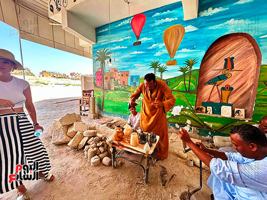 جانب-من-اقبال-السياح-على-شراء-الهدايا-التذكارية-بالأقصر