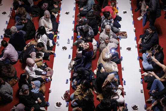 إفطار مفتوح في قاعة لندن جيلدهول خلال شهر رمضان (10)