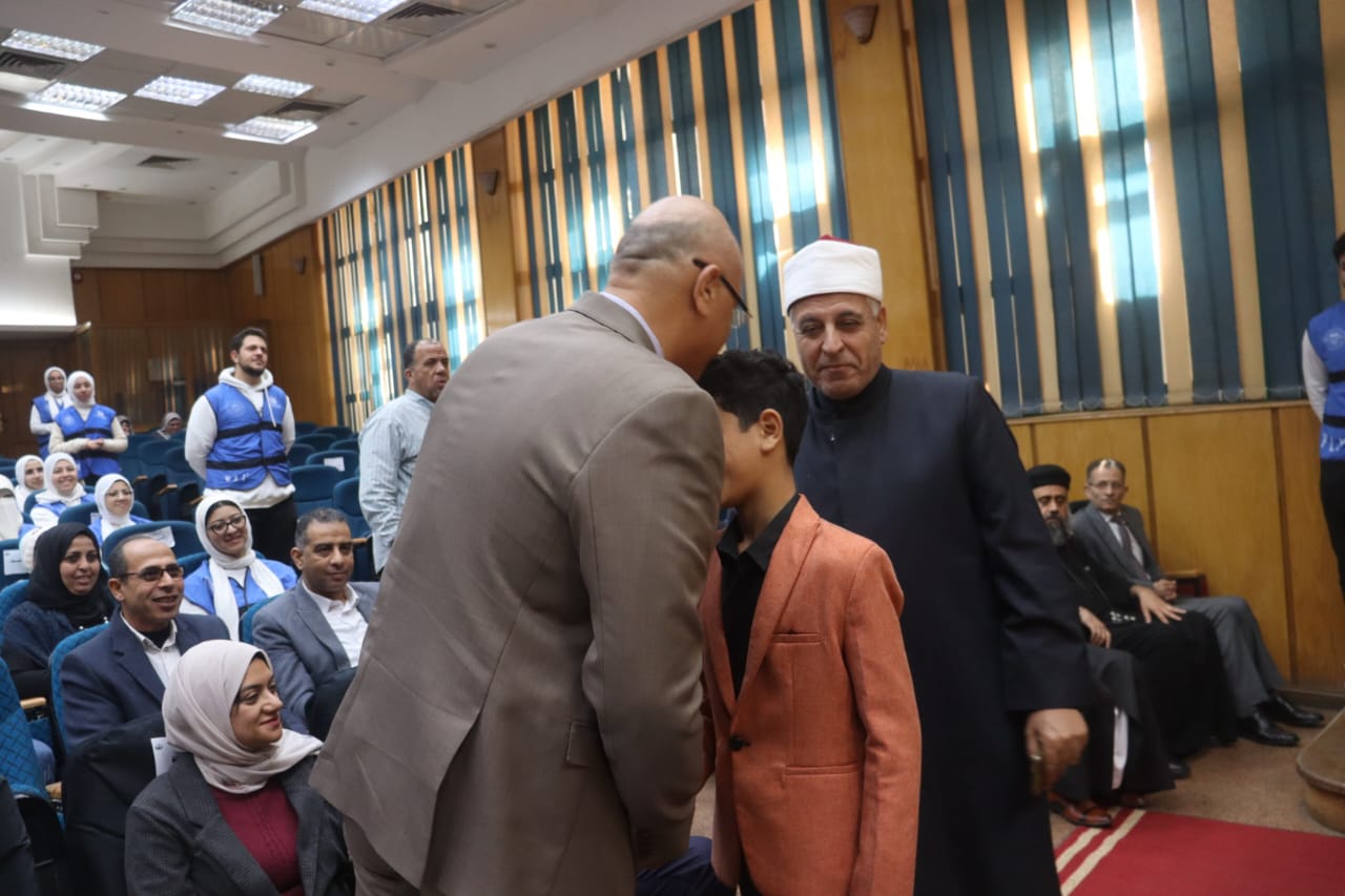 المحافظ يقبل رأس نجل الشهيد