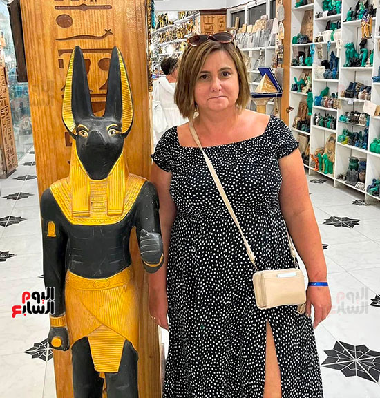 أجنبية-تستمتع-بشراء-التحف-الفرعونية-من-معارض-البر-الغربى