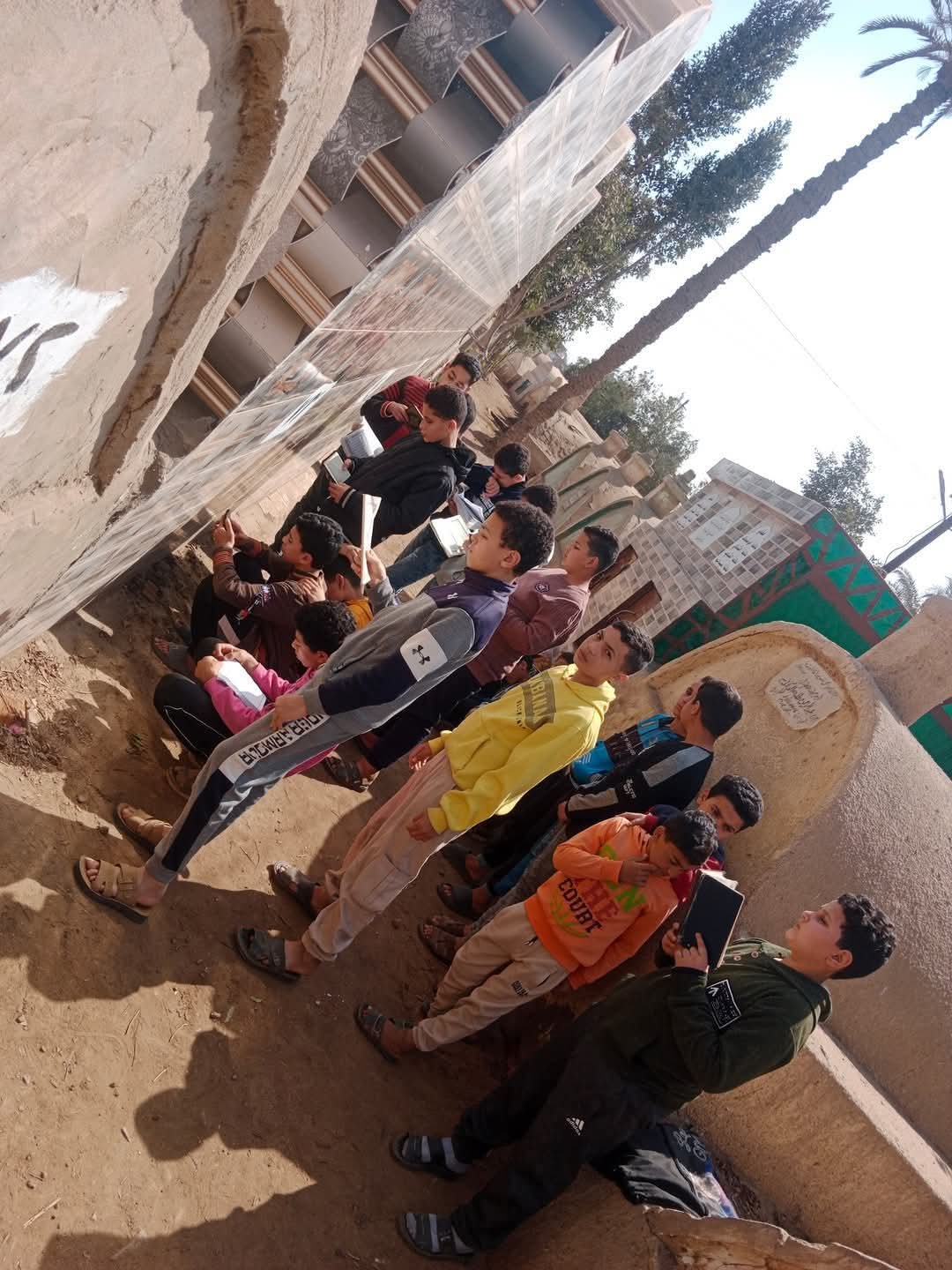 صورة لزملائه خلف القبر بعد تشيع الجثمان صورة لزملائه خلف القبر بعد تشيع الجثمان