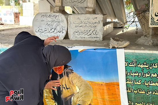 تقبيل-الام-لصورة-الشهيد
