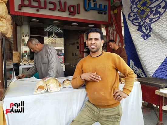 أحد-صانعي-القطايف-والكنافة أحد-صانعي-القطايف-والكنافة
