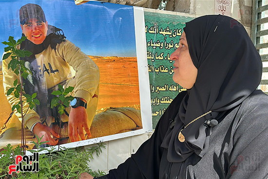 الأم-تنظر-لصورة-الشهيد