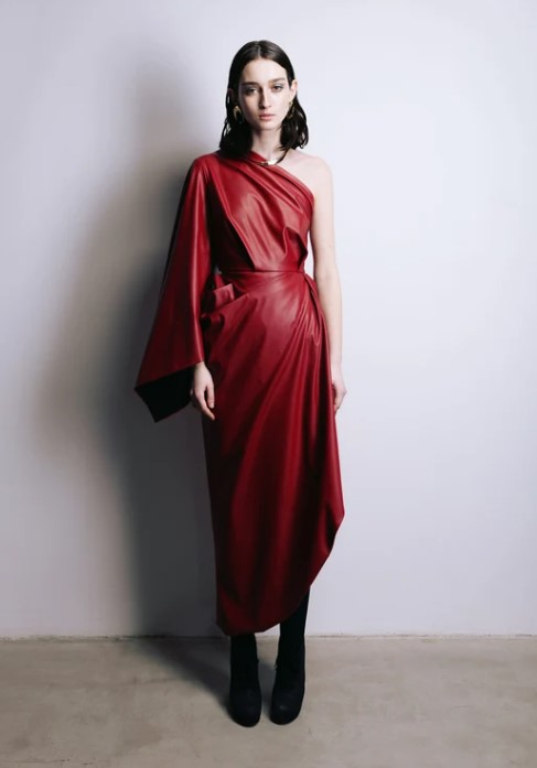 فستان أحمر فستان أحمر