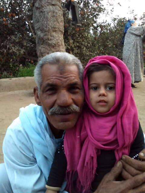 الحاج على مع أحفاده