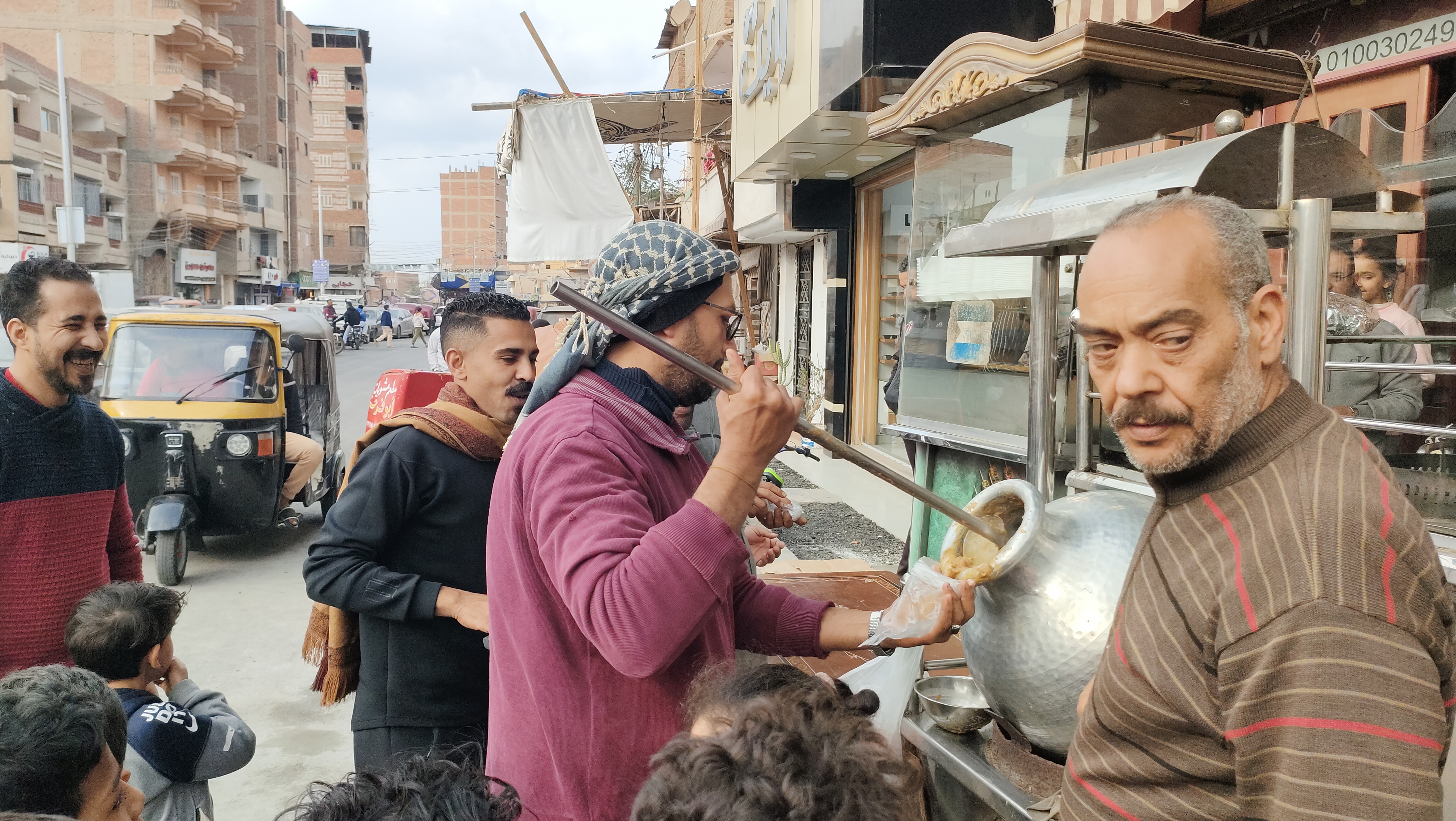 احمد يطلق مبادرة لتوزيع الفول بالمجان احمد يطلق مبادرة لتوزيع الفول بالمجان