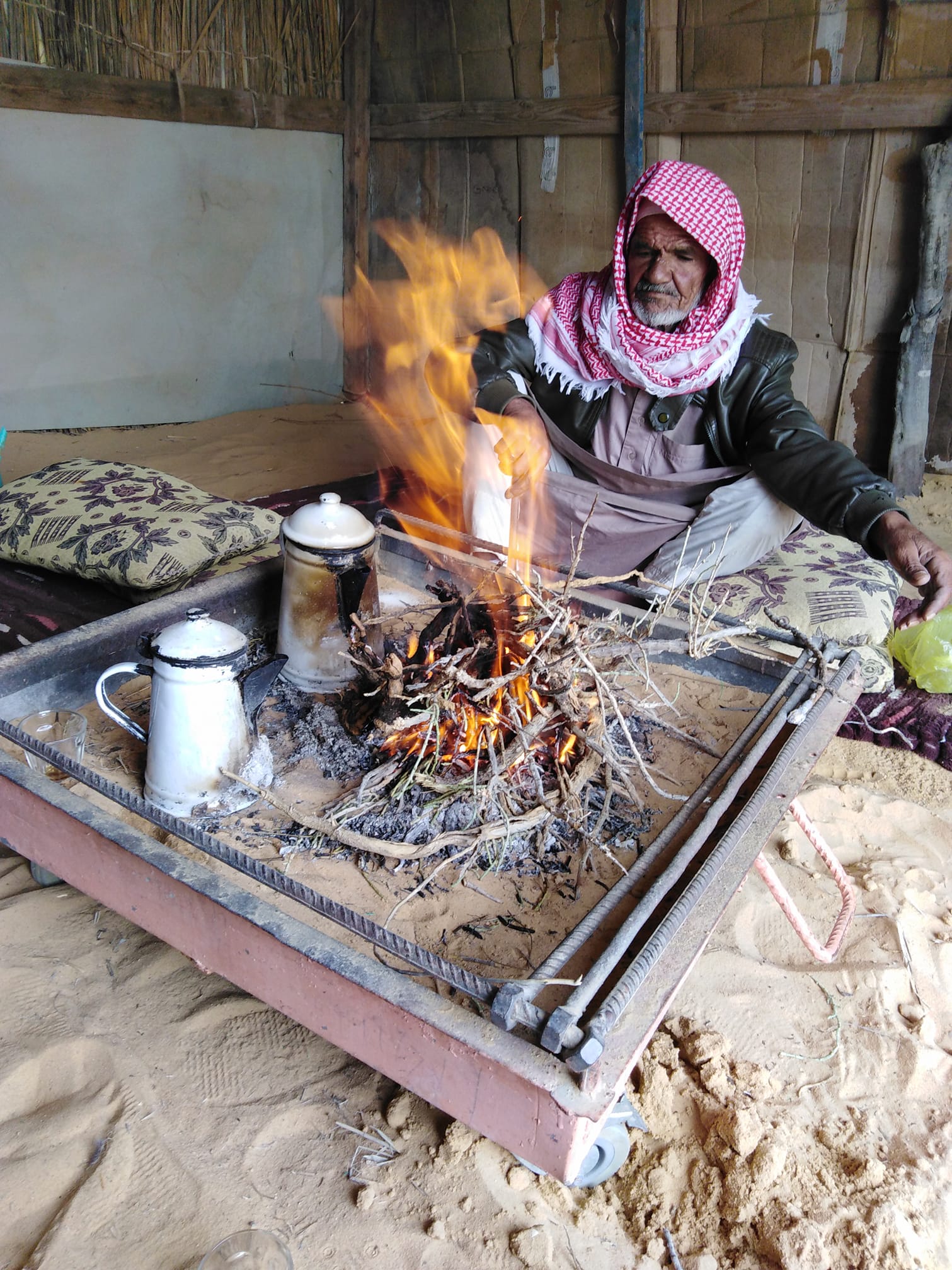 يشعل النار وينتظر  الضيف