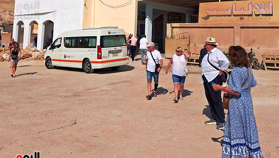 توافد-السياح-من-حول-العالم-لشراء-الهدايا-التذكارية-من-الورش