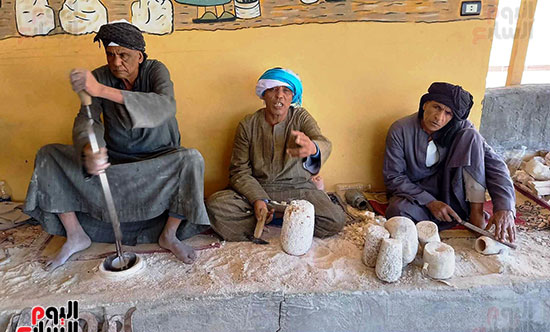 صناع-التحف-الفرعونية-من-أبناء-البر-الغربى-بالأقصر